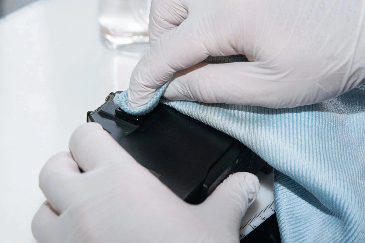 Gründliche Reinigung und Zustandsprüfung einer analogen Kamera