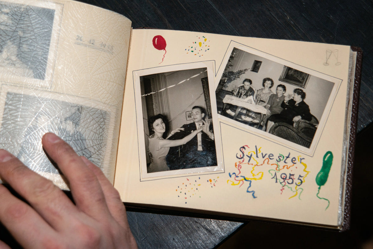 Alte Familienfotos in einem Fotoalbum zur Archivierung