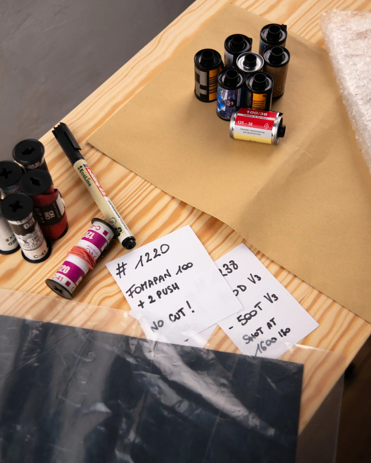 Rollos y datos del pedido preparados para enviarlos al laboratorio