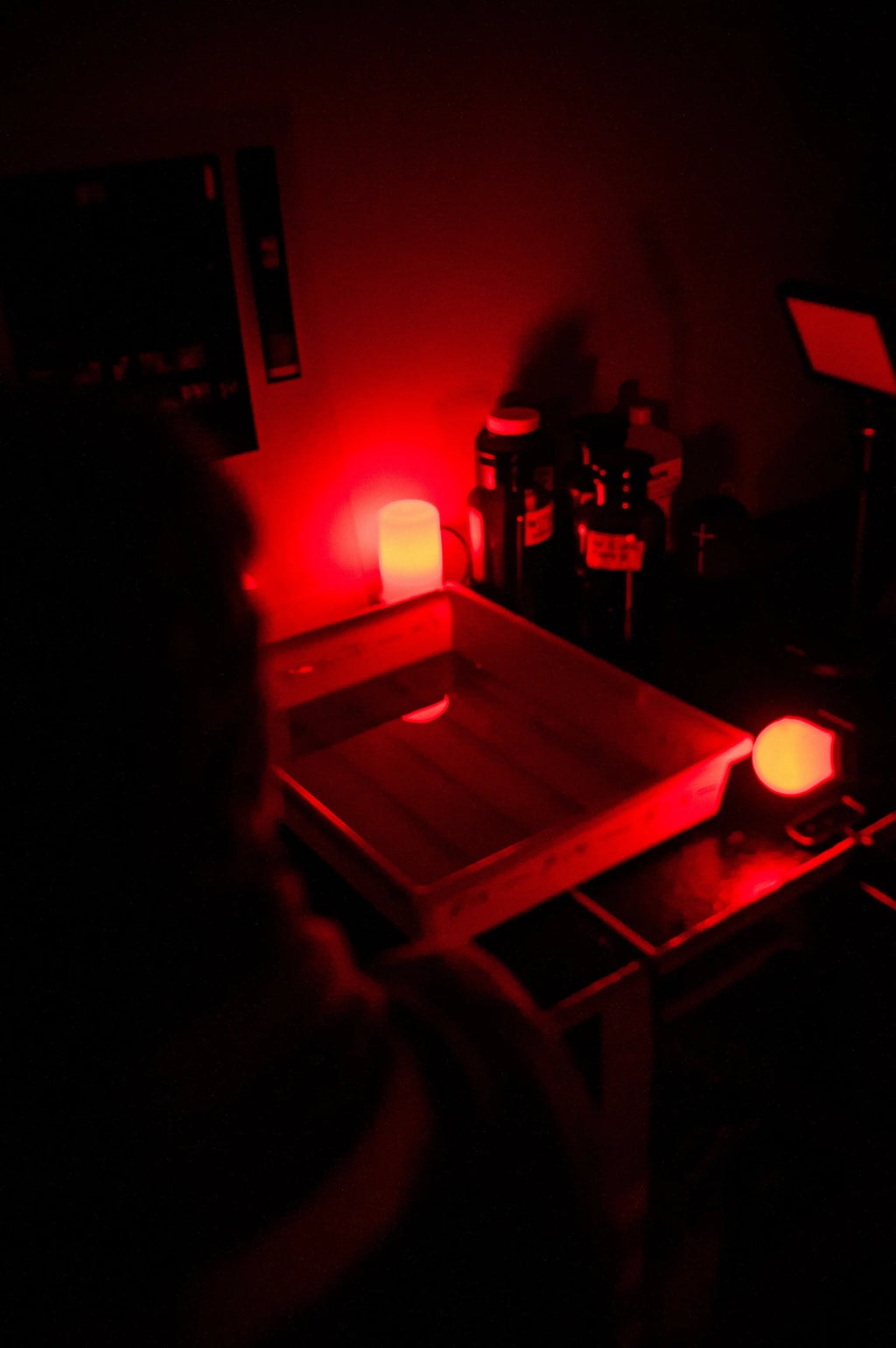 Schwarzweiß-Filmentwicklung bei einem Dunkelkammerworkshop in Berlin